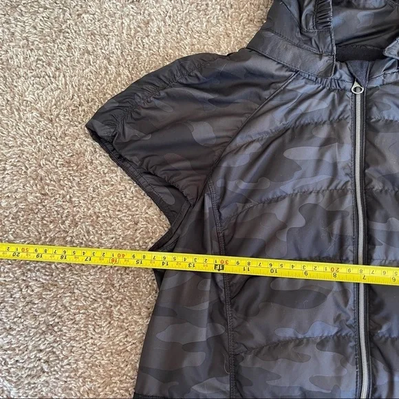 Lululemon | Spring Fling Puffy Vest | Lotus Camo Black | Size 2 - Picture 6 of 12